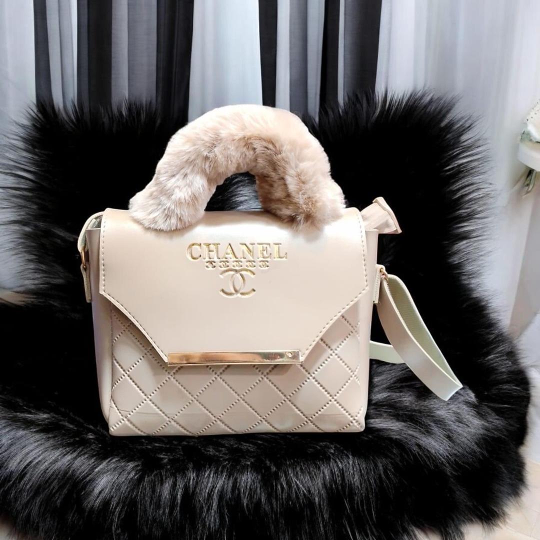 Luxury Quilted Handbag with Fur Handle – Elegant Beige Crossbody Bag